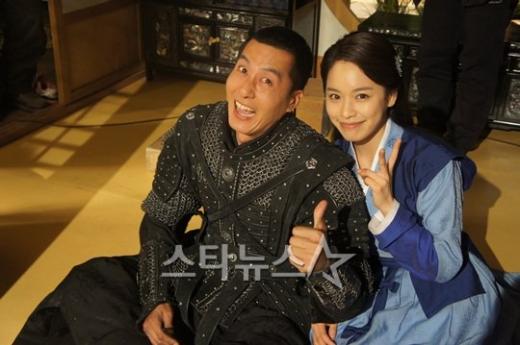 MBC 주말드라마 '무신' 촬영현장에서 김주혁(왼쪽)과 홍아름이 다정하게 포즈를 취하고 있다. ⓒ사진=BH엔터테인먼트 제공