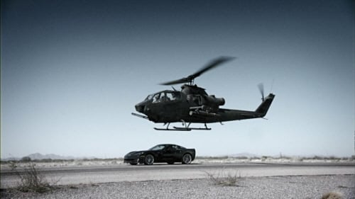 AH-1 코브라 헬기(위)와 쉐보레 콜벳의 대결 <사진제공=XTM>