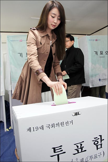 ↑투표하는 스텔라 가영 ⓒ임성균 기자 tjdrbs23@
