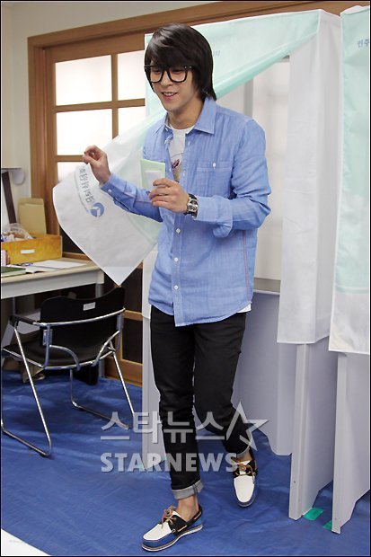 ↑기표소를 나선 비스트 손동운 ⓒ사진=임성균 기자
