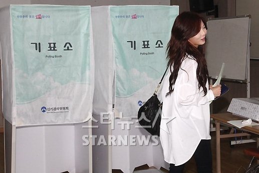 ↑투표 안내를 받고 있는 포미닛 현아 ⓒ사진=이기범 기자
