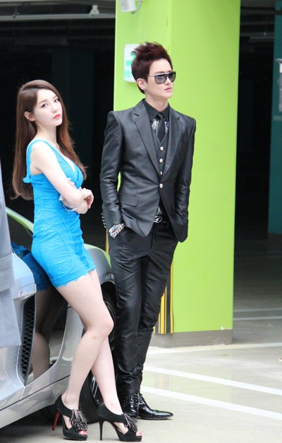 초신성 신곡 뮤직비디오 촬영 현장에서의 강민경(왼쪽)