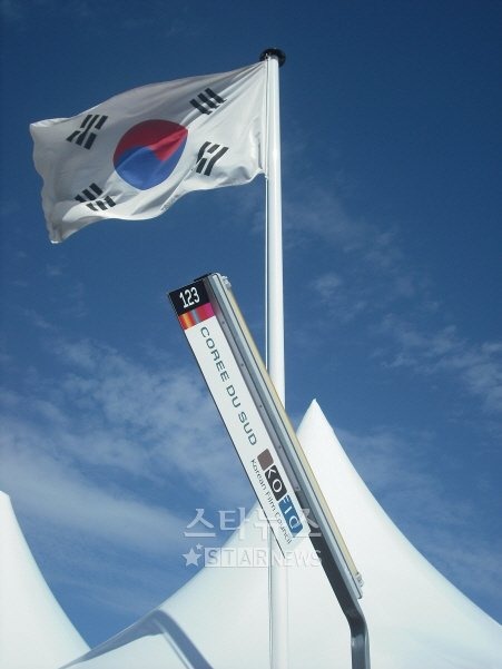 프랑스 칸 해변에 위치한 영진위 부스 위에서 태극기가 펄럭이고 있다. 칸(프랑스)=전형화 기자