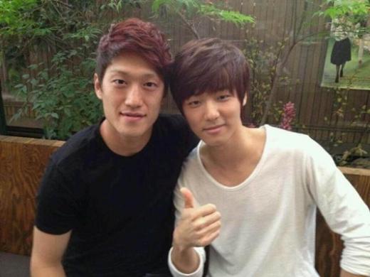이청용 선수(왼쪽)과 씨엔블루 강민혁. ⓒ출처=강민혁 트위터