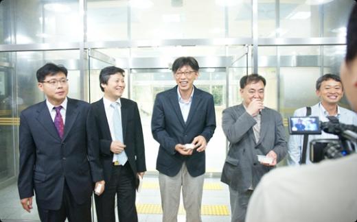 ▲두번째 구속영장이 기각 된 후 법원을 나와서 두부를 먹는 정영하 위원장 외 MBC노조 집행부ⓒ사진제공=MBC노동조합