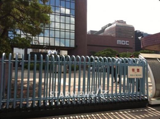 취재진의 출입을 막기위해 정문에 바리케이트를 친 MBC사옥 ⓒ김미화기자