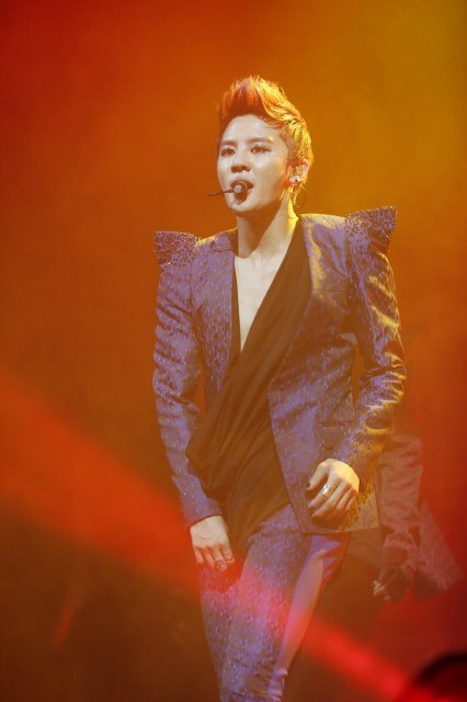 김준수 멕시코시티 단독 콘서트 현장에서 그의 팬임을 상장하는 빨강 야광봉을 들고 열광하는 멕시코 팬들 <사진제공=씨제스엔터테인먼트>