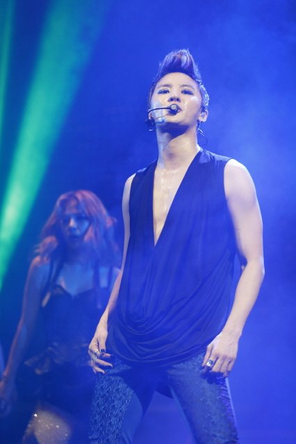 김준수 멕시코시티 단독 콘서트에서 그의 팸임을 상징하는 빨강색 야광봉을 열정적으로 응원하는 멕시코 팬들 <사진제공=씨제스엔터테인먼트>