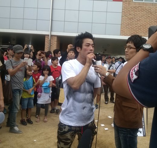 8일 오후 서울 양천구 신원초등학교에서 열린 T24페스티벌에서 24인용 군용텐트 혼자 치기 도전에 성공한 이광낙씨가 소감을 밝히고 있다.