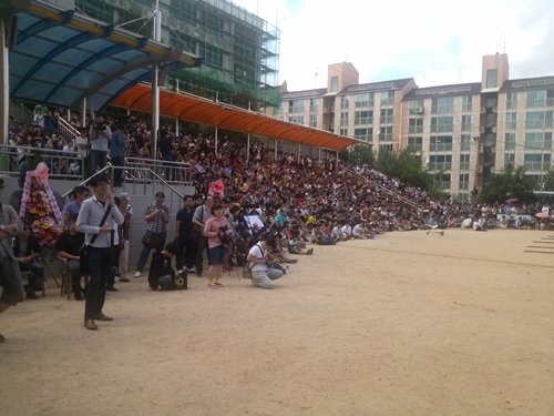 8일 오후 서울 양천구 신원초등학교에서 열린 T24페스티벌에 모여든 2000여명의 네티즌들.