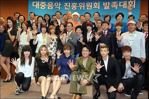대중음악진흥위원회 발족대회에 참석한 가수, 가요관계자, 국회위원들 ⓒ임성균 기자