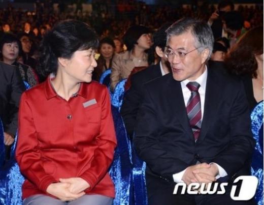 박근혜 새누리당 대선후보(좌)와 문재인 민주통합당 대선후보(우) ⓒNews1