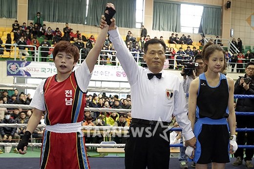 이시영이 11일 제66회 전국아마추어복싱선수권대회 겸 2013 복싱국가대표 선발대회 라이트플라이급 결승전에서 박초롱(전남과학기술고) 선수에 패한 뒤 아쉬워하는 모습<ⓒ울산=이기범 기자>