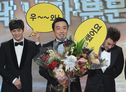 김승우가 22일 2012 KBS 연예대상에서 쇼오락부문 남자 최우수상 수상 직후 소감을 말하고 있다 <사진=KBS>