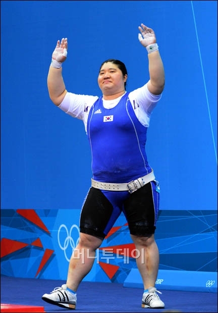 장미란이 2012 런던올림픽 여자 역도 75㎏이상급에 출전해 메달 획득에 실패한 후 관중들에게 인사하고 있다. ⓒ머니투데이