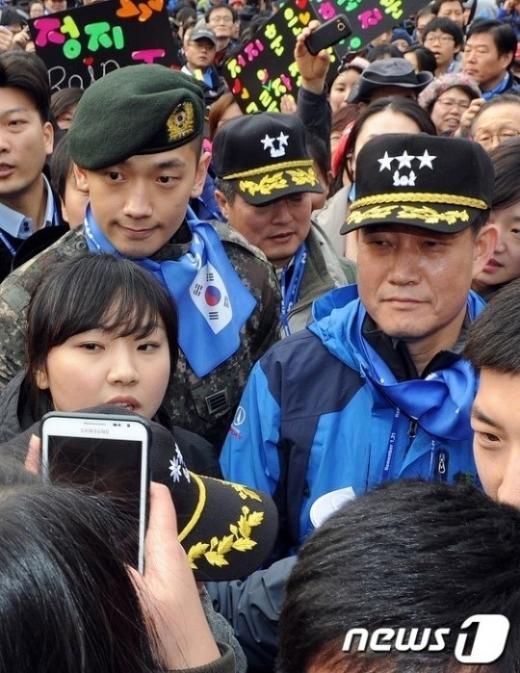 가수 비가 19일 오후 서울 경복고등학교에서 열린 '제1회 서울시민과 함께하는 나라사랑 걷기대회'에서 신원식 수도방위사령관(오른쪽)과 함께 걷고 있다. (서울=뉴스1) 허경 기자