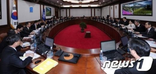 김황식 국무총리가 22일 오전 서울 세종로 정부중앙청사에서 열린 국무회의에서 모두발언을 하고 있다. ⓒ뉴스1