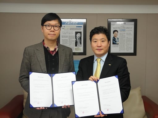 북스인터내셔널 대표 김정태(왼쪽)와 UN스포츠닥터스 이사장 허준영 한국마이팜제약 회장(오른쪽)이 협약을 체결했다.