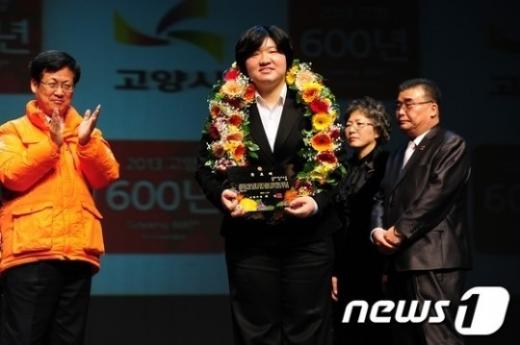 '로즈란' 장미란이 29일 오후 경기도 고양 어울림극장에서 열린 공식 은퇴식에서 공로패를 받고 인사하고 있다. ⓒ뉴스1