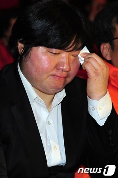 장미란이 29일 오후 경기도 고양 어울림극장에서 열린 은퇴식에서 합창단의 노래를 듣던 중 눈물을 훔치고 있다. ⓒ뉴스1