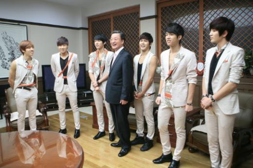 인피니트 멤버들이 대경대를 찾을 때의 모습. 장동우 김성규 이성열 김은섭총장 호야 남우현 이성종(왼쪽부터) <사진제공=대경대>