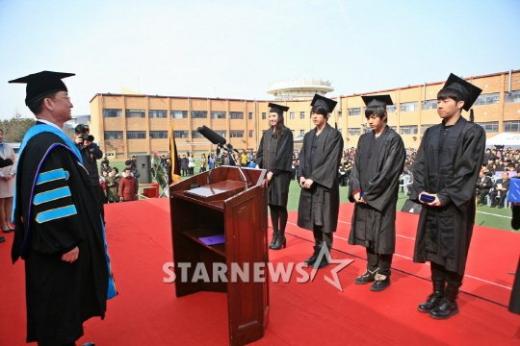 인피니트 멤버 김성규 엘 이성열(맨 오른쪽부터)이 15일 열린 대경대 졸업식에서 김은섭 총장(맨 왼쪽)으로부터 공로상인 '자랑스런 대경인상'을 수상하기 위해 단상에 오른 모습 <사진제공=대경대>
