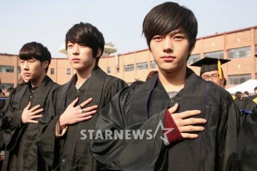 인피니트 멤버 김성규 이성열 엘(왼쪽부터)이 15일 오전 열린 대경대학교 졸업식에 참석, 국민의례를 하고 있는 모습 <사진제공=대경대>