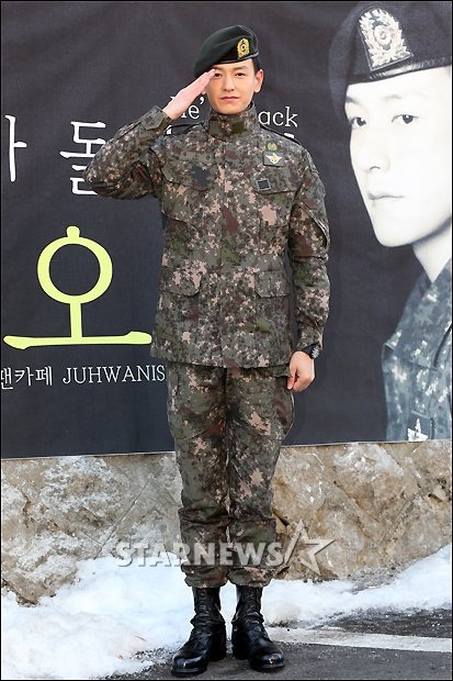 임주환이 16일 오전 서울 용산 국방부 앞에서 열린 전역기념 팬인사에서 경례를 하고 있다 ⓒ사진=임성균 기자
