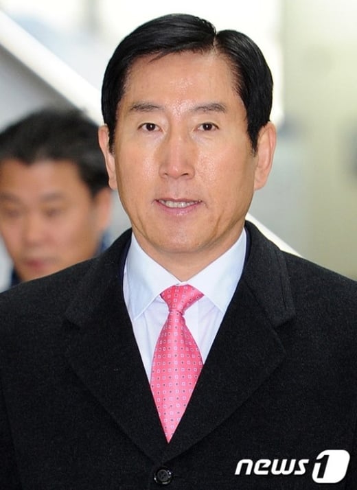 故 노무현 전 대통령의 명예를 훼손한 혐의로 기소된 조현오 전 경찰청장이 20일 오전 서울 서초구 중앙지방법원에 1심 선고를 받기 위해 들어서고 있다. ⓒ뉴스1