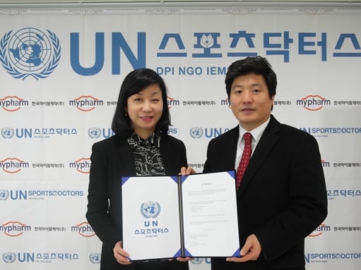 <사진제공=UN스포츠닥터스> We 대표 주희(왼쪽), UN스포츠닥터스 이사장 허준영(오른쪽)