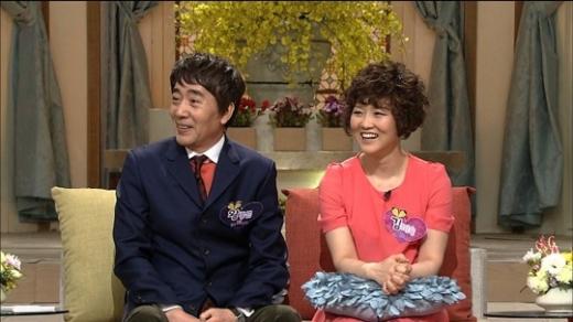 과거 방송에 함께 출연한 왕종근 전 아나운서와 아내 김미숙씨 <사진제공=SBS>