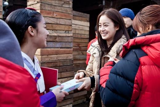 아역 강민아(왼쪽)과 김태희 <사진제공=스프링>