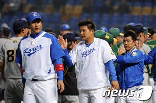 월드베이스볼 클래식(WBC) 한국 야구대표팀이 28일 오후 대만 타이중 인터콘티넨탈 구장에서 대만 실업선발팀을 상대로 연습경기를 가졌다. 2대2 동점을 이룬 양팀 선수들이 경기종료후 하이파이브를 나누고 있다. 2013.2.28 /뉴스1 ⓒ News1 (타이중(대만)=뉴스1)이동원 기자
