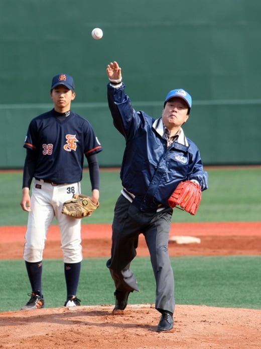 이병석 대한야구협회장(오른쪽)이 16일 목동구장에서 열린 '2013 고교야구 주말리그' 공식 개막전 휘문고와 성남고의 경기에 앞서 시구를 하고 있다. (사진=대한야구협회 제공)