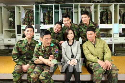 정진욱 백봉기 이용주 최종훈 백지연 김재우 김호창(뒷줄 왼쪽부터 시계방향) <사진=tvN>