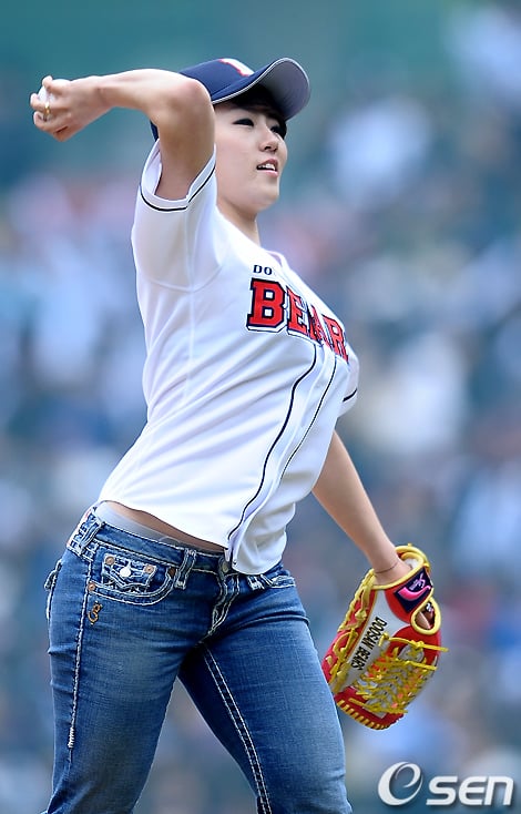 2010년 잠실 개막전(두산=KIA) 시구자로 나선 이상화 (사진제공=OSEN)