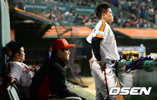 9회초 한화가 대량실점하자 더그아웃에 있던 선수들이 망연자실한 표정을 짓고 있다. ⓒ사진제공=OSEN