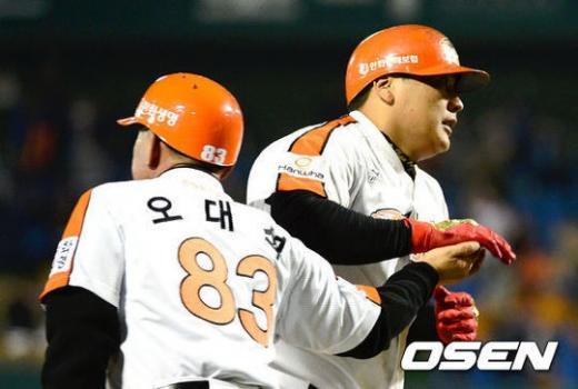 5회말 1사 1루에서 한화 김태균이 좌월 역전 투런 홈런을 치고 오대석 코치와 하이파이브를 하고 있다. ⓒ사진제공=OSEN