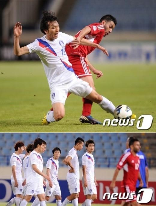 레바논전에서 김치우가 태클을 시도하고 있다(위), 한국 선수들이 경기 종료 후 그라운드를 걸어나오고 있다. /사진=News1