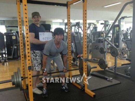"이젠 건강합니다"라고 웃음 지으며 운동중인 개그맨 김시덕 / 사진제공= 김시덕