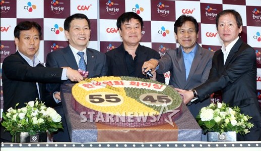 김의석 영화진흥위원회 위원장, 서정 CJ CGV 대표, 이춘연 영화단체연대회의 대표, 배우 안성기, 원동연 한국영화제작가협회 부회장(왼쪽부터)/사진=최부석 기자