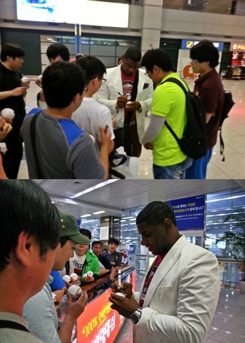 호세에게 사인을 받고 있는 팬들. /사진=롯데 자이언츠 제공