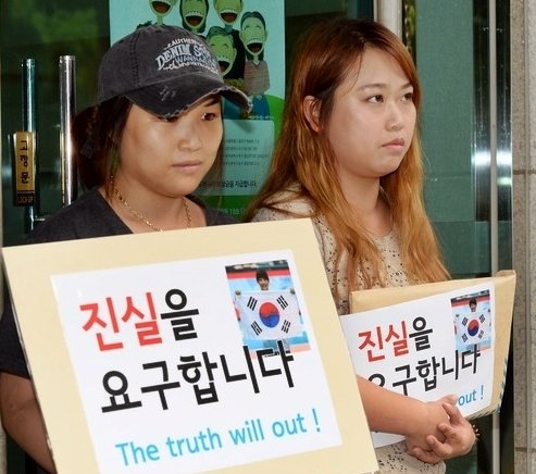 김연경 선수의 팬클럽 회원들이 2일 오전 서울 삼청동 감사원 민원실을 방문해 대한배구협회(KOVO)에 대한 국민감사청구서를 제출하고 있다. /사진=News1