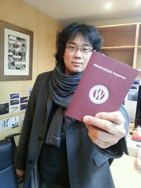 사진='설국열차' 탑승권을 든 봉준호 감독