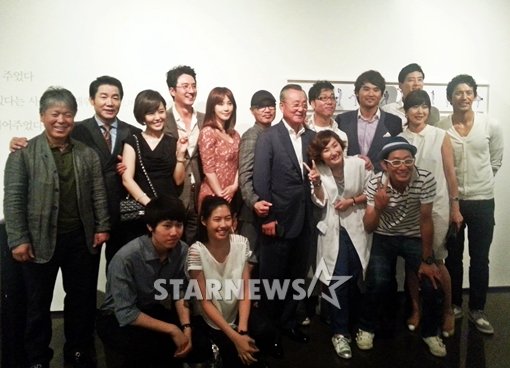 박찬호의 전시회 개최를 축하하기 위해 많은 그의 지인들이 함께 했다.