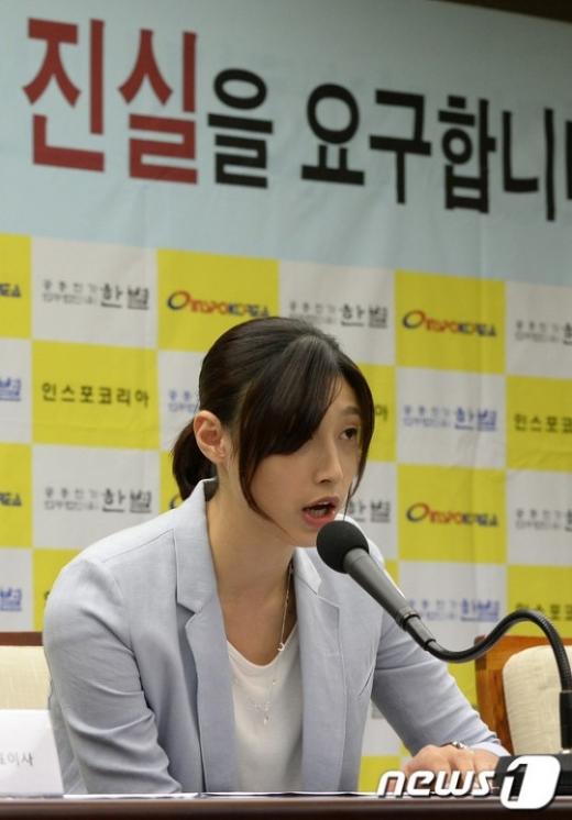 배구선수 김연경이 15일 오전 서울 중구 프레스센터에서 기자회견을 열고 입장을 밝히고 있다. /사진=News1 박지혜 기자