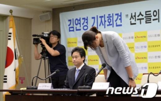 배구선수 김연경이 15일 오전 서울 중구 프레스센터에서 열린 기자회견에 앞서 인사를 하고 있다. /사진=News1 박지혜 기자