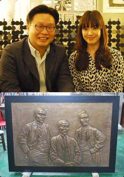 서경덕 교수(왼쪽)와 배우 송혜교 / 사진=서경덕 교수 제공