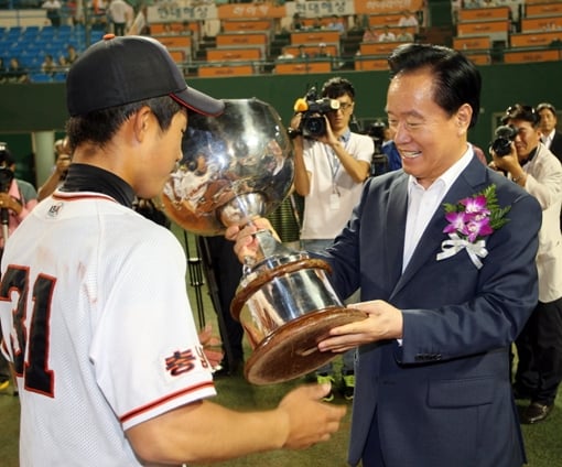 제47회 대통령배 전국고교야구대회 시상식에서 이병석 대한야구협회장(KBA)이 우승팀 공주고에 대통령배를 수여하고 있다. /사진=대한야구협회 제공