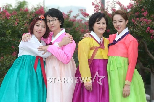 개그우먼 김영희 모녀(사진 좌)와 박은영 KBS 아나운서 모녀 /사진=임성균 기자. 한복협찬=박술녀 한복